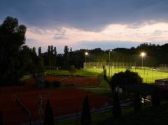 foto_sportovni-areal_vecerni-zaber_tenisove_kurty