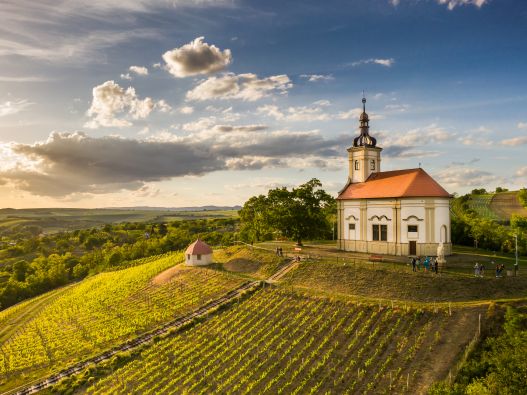 Návrší s malebnou kaplí sv. Floriána a sv. Šebestiána