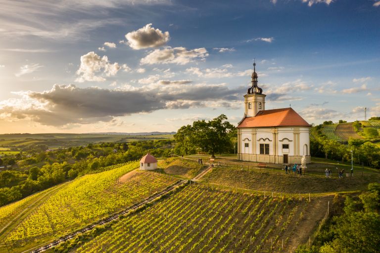 Návrší s malebnou kaplí sv. Floriána a sv. Šebestiána